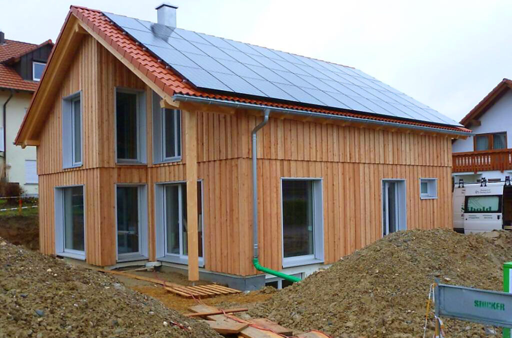Holzhaus mit Solardach