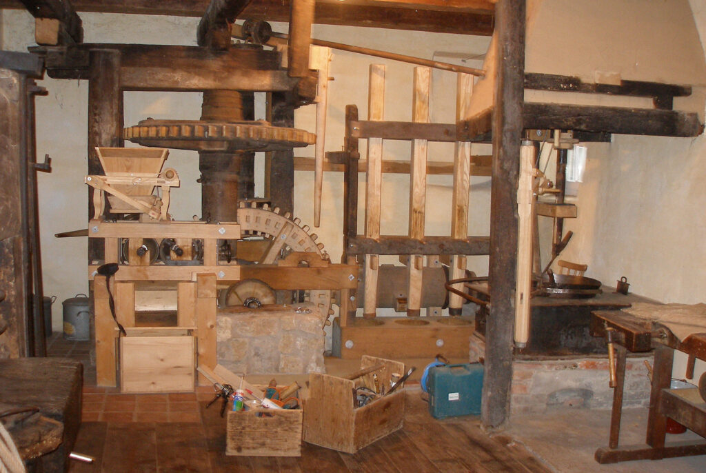 Alte Mühle mit Mahlwerk aus Holz