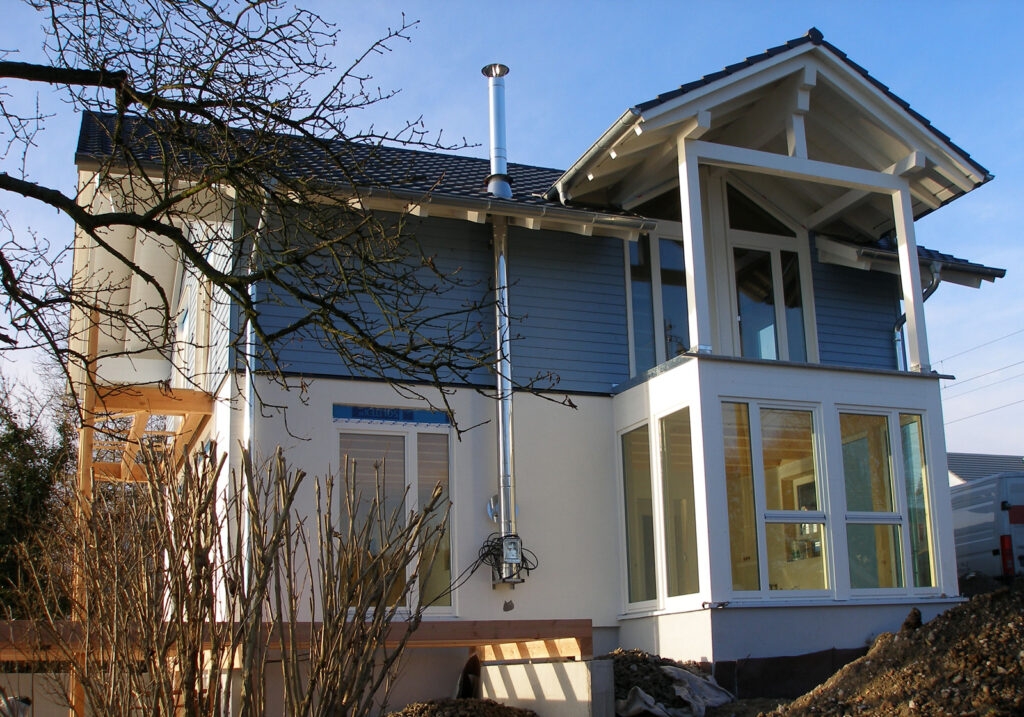 Holzhaus mit Terasse und Balkon